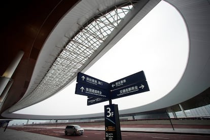 Señales a la entrada del nuevo puente. La apertura de este puente se lleva a cabo un mes después de que se inaugurara en Hong Kong el tren de alta velocidad que, por primera vez, conecta la ex colonia británica con los 25.000 kilómetros de la red ferroviaria china.