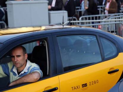 Colas para coger un taxi en Barcelona.