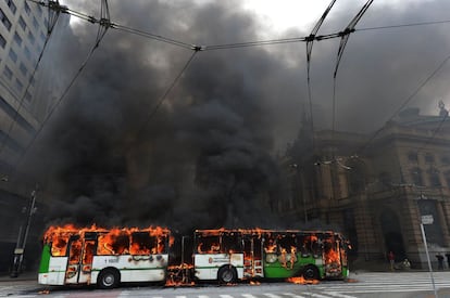 Um ônibus foi incendiado durante a manhã, após manifestantes se juntarem aos sem-teto. Também houve tentativa de saques em ao menos duas lojas.