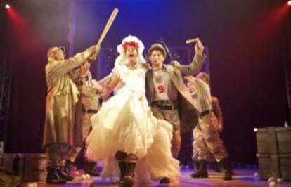 Una escena de "Henry V" de la compañía británica Propeller.
