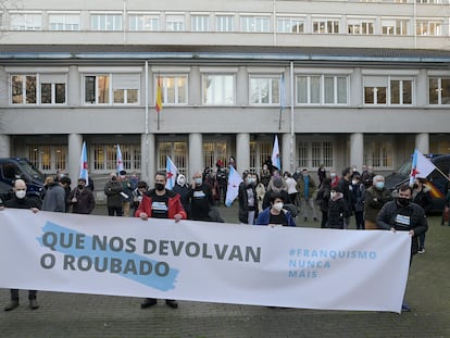 Un grupo de personas se congrega en apoyo a los acusados a las puertas de los juzgados de A Coruña.