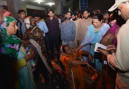 Familiares de las víctimas del atentado se reúnen en la puerta del hospital en Lahore.