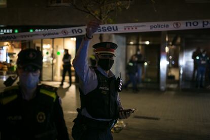 Los Mossos y la Guardia Urbana, en el lugar donde fue tiroteado un 'sin techo' en Barcelona.