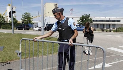 Un policía en la zona industrial de Saint-Quentin-Fallavier.