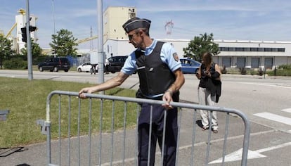 Un polic&iacute;a en la zona industrial de Saint-Quentin-Fallavier.
 