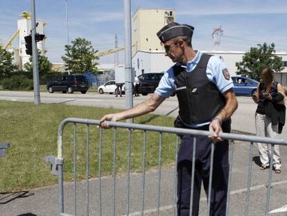 Policial na zona industrial de Saint-Quentin-Fallavier.