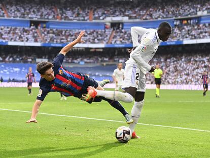 MADRID, SPAIN - OCTOBER 16: Gavi of FC Barcelona battles for possession with Ferland Mendy of Real Madrid during the LaLiga Santander match between Real Madrid CF and FC Barcelona at Estadio Santiago Bernabeu on October 16, 2022 in Madrid, Spain. (Photo by David Ramos/Getty Images)