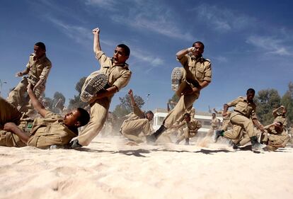 Reclutas de la fuerza de policía militar de Yemen participan en ejercicios en su cuartel en Sanaa.