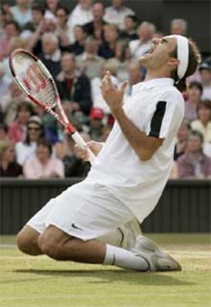 El tenista suiza se arrollida en la pista central de Wimbledon tras anotar el punto definitivo del partido.