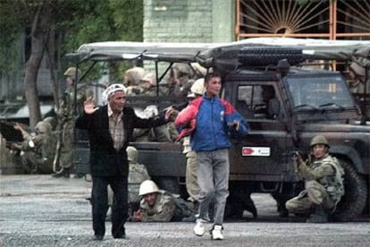 Habitantes de Andiyán levantan las manos para que los soldados no les disparen durante las protestas.