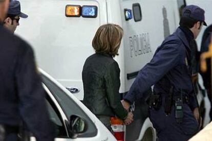 Isabel García Marcos, primera teniente de alcalde, es conducida al juzgado por  un policía.