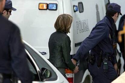 Isabel García Marcos, primera teniente de alcalde, es conducida al juzgado por un policía.