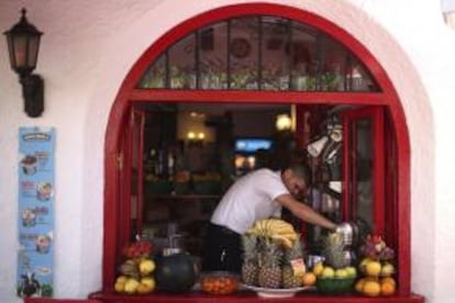 Un camarero en el mostrador de un bar en la plaza de los Naranjos, en Marbella (Málaga). EFE/Archivo