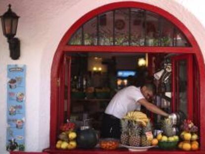 Un camarero en el mostrador de un bar en la plaza de los Naranjos, en Marbella (Málaga). EFE/Archivo