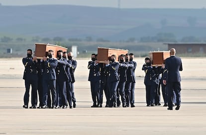 Varios militares llevan a hombros los féretros con los restos mortales de los periodistas David Beriáin y Roberto Fraile y del conservacionista irlandés Rory Young, asesinados el lunes en Burkina Faso.