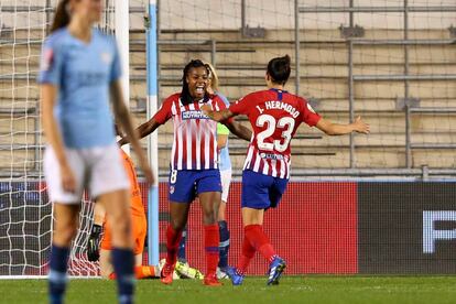 Ludmila Da Silva celebra un gol junto con Jennifer Hermoso durante el partido contra el Mánchester City.