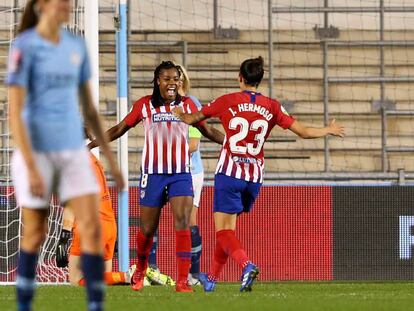 Ludmila Da Silva celebra un gol junto con Jennifer Hermoso durante el partido contra el Mánchester City.