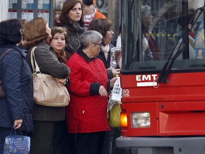 Viajeros en una parada de la EMT en Valencia.