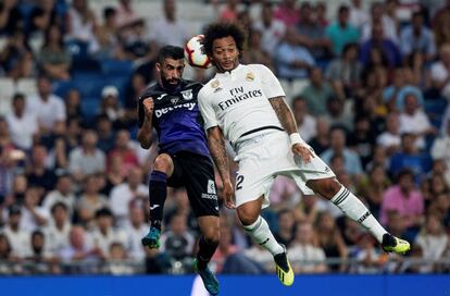 Marcelo Vieira, salta por el balón, con el uruguayo Michael Santos.