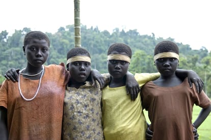 Niñas jarawas con ropa que les dan los foráneos en las islas Andamán, India. Los jarawas son una tribu recientemente contactada y, por tanto, muy vulnerable a enfermedades que propagan los extranjeros frente a las que no tienen inmunidad. Se enfrentan a una catástrofe si sus tierras no son protegidas. Actualmente, diversos operadores turísticos comercializan infames “safaris humanos” para que los viajeros puedan ver a los jarawas, a quienes tratan como si fueran animales de un safari. Niñas jarawas han sido obligadas a bailar para los turistas. Survival tiene activo un boicot turístico a las islas Andamán para acabar con la explotación turística de los jarawas (https://www.survival.es/recogidasdefirmas/boicot-andaman). 




