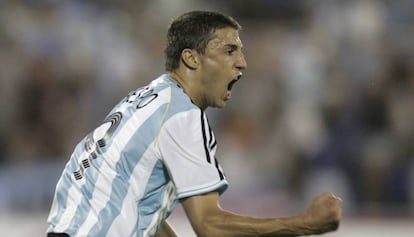 Hernán Crespo celebra un gol en un partido contra Estados Unidos.