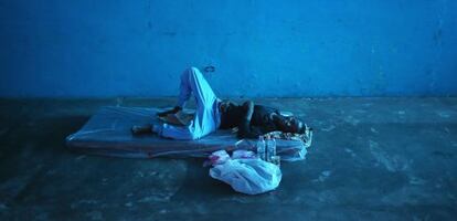 Un hombre yace en un nuevo centro de aislamiento para enfermos de &eacute;bola en Monrovia.