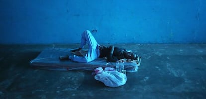 Un hombre yace en un nuevo centro de aislamiento para enfermos de ébola en Monrovia.