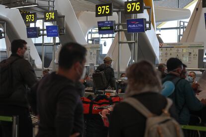 La cola de facturación de viajeros venezolanos varados en España durante ocho meses este viernes por la mañana en el aeropuerto de Barajas, en Madrid.
