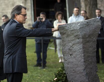 El president en funcions de la Generalitat, Artur Mas, durant l'ofrena floral al fossat de Santa Eulàlia del castell de Montjuïc, on va ser afusellat el president Lluís Companys fa 75 anys.