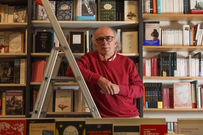 Fernando Valverde, propietario de la librería Jarcha del distrito de Vicálvaro de Madrid.
 