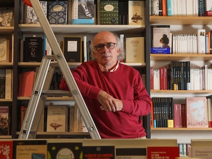 Fernando Valverde, propietario de la librería Jarcha del distrito de Vicálvaro de Madrid.
 