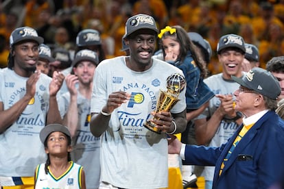 Pascal Siakam, con el trofeo Larry Bird al mejor jugador de la final de la Conferencia Este de la NBA.