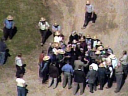 Imgen de televisión que muestra a un grupo de miembros de la comunidad Amish, en las inmediaciones del colegio donde se ha producido el tiroteo.