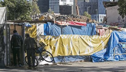 Dos individuos entran en el asentamiento de la calle Dos de Maig.