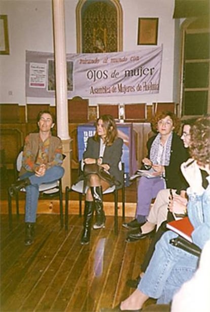 Lola Rodríguez, con pantalones morados, durante una reunión de la Asamblea de Mujeres de Huelma, creada en 1987.