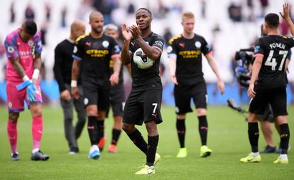 Sterling aplaude a la conclusión del partido ante el West Ham.