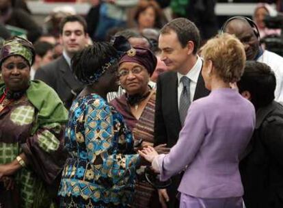 Zapatero y De la Vega (de espaldas) saludan a la Premio Nobel de la Paz Wangari Maathai.
