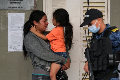 La tragedia comenzó con una riña que se convirtió en un motín en el cual algunos presos le prendieron fuego a sus colchones, lo que originó un incendio que se propagó por gran parte de la prisión de mediana seguridad. En la imagen, una mujer y una niña esperan fuera de la prisión de Tuluá para obtener el estatus de un recluso.