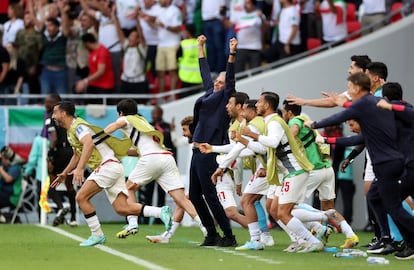 Carlos Queiroz, seleccionador de Irán, celebra la victoria de su selección ante Gales.  