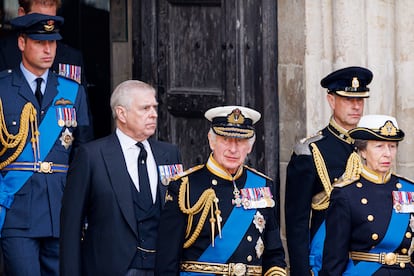 De izquierda a derecha: el príncipe Guillermo, el príncipe Andrés, el Rey Carlos III, el príncipe Eduardo y la princesa Ana durante el Funeral de Estado de la Reina Isabel II en la Abadía de Westminster el 19 de septiembre de 2022 en Londres, Inglaterra.