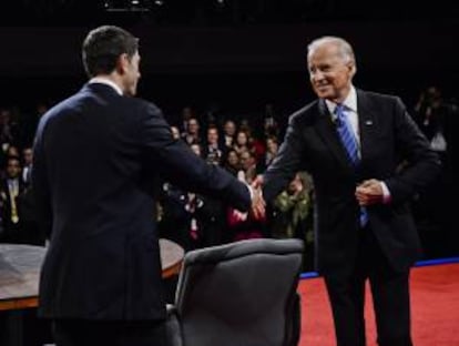 Los candidatos a la vicepresidencia de EEUU, Joe Biden (d), demócrata y actualmente en el cargo, y el republicano Paul Ryan (i), se saludan durante el primer y único debate entre ambos.