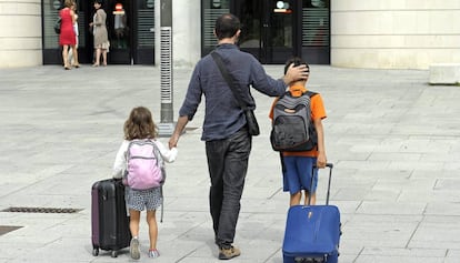 Un padre acude al Palacio de Justicia de Navarra para entregar a sus hijos a su exmujer en agosto.