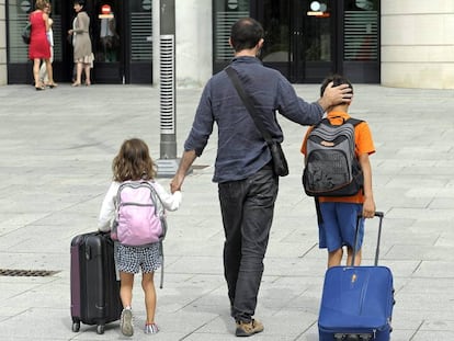 Un padre acude al Palacio de Justicia de Navarra para entregar a sus hijos a su exmujer en agosto.