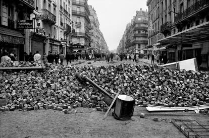 Una de las fotografas ms clebres de Bruno Barbey, que muestra el caos de la Rue Gay-Lussac, en pleno Barrio Latino de Pars, tras la noche de destrozos del 11.