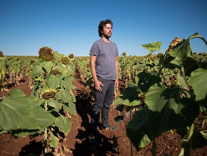 Daniel Trenado, de 32 años, en el cultivo que gestiona en Badajoz.