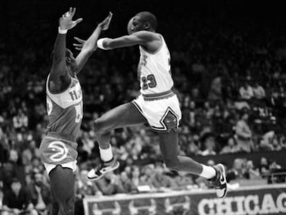 Michael Jordan, propulsado por unas recién estrenadas zapatillas que llevan su nombre, se dispone a sobrevolar a un jugador de los Atlanta Hawks en 1985.