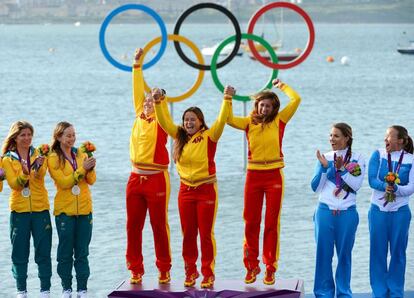 La españolas celebran el oro en el podio mientras las australianas (izquierda) y las finlandesas las aplauden.