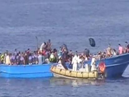 Barco da marinha italiana resgata os migrantes.