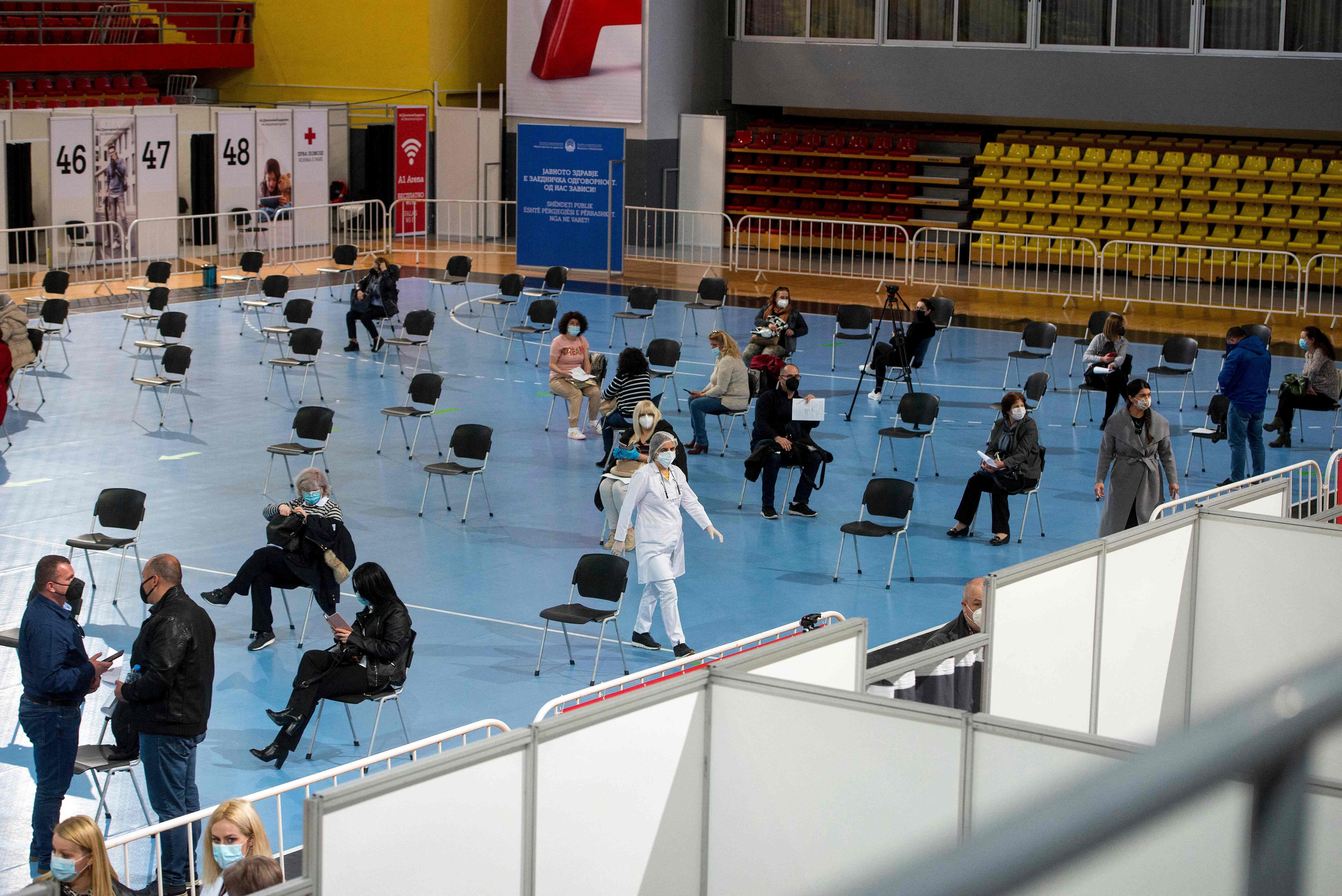 Varias personas descansan después de recibir la inyección con la vacuna Sputnik V, en un polideportivo de Skopje (Macedonia), el lunes. 