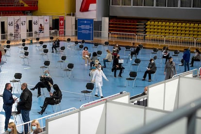 Varias personas descansan después de recibir la inyección con la vacuna Sputnik V, en un polideportivo de Skopje (Macedonia), el lunes. 
